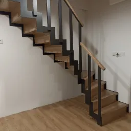 Nowoczesne schody o konstrukcji metalowej z drewnianymi stopniami, widoczne gniazdka elektryczne na ścianie i klucze w kontakcie alarmowym.