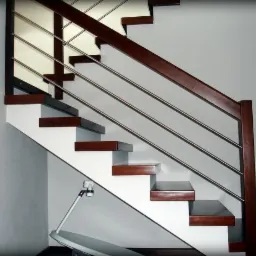 Nowoczesne schody z drewnianymi stopniami i balustradą z metalowych prętów, oświetlone bocznym światłem. Widoczny podnośnik dla osób niepełnosprawnych.