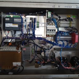 Nowy projekt i instalacja podzespołów w szafie sterowniczej oraz nowy program PLC & HMI dla maszyny pakującej VC 999 07DK. Maszyna pracuje u Klienta ponad 6 miesięcy.