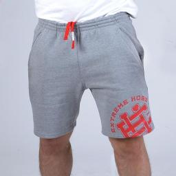 P.H.U. Królczyk - Szare, sportowe szorty dresowe z czerwonym logo 'Extreme Hobby' na nogawce, widoczne sznurki z czerwonymi końcówkami. Męska odzież na białym tle.