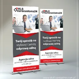 Dwa roll-upy reklamowe firmy HLS eurocustoms24 z hasłem 'Twój sposób na szybszą i tańszą odprawę celną' i wizerunkiem pracownika na tle mapy świata, stojące na szarym tle.