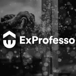 Monochromatyczne ujęcie szlifierki kątowej w akcji, iskry rozbryzgują się wokół obrabianego metalu, na pierwszym planie logo ExProfesso.