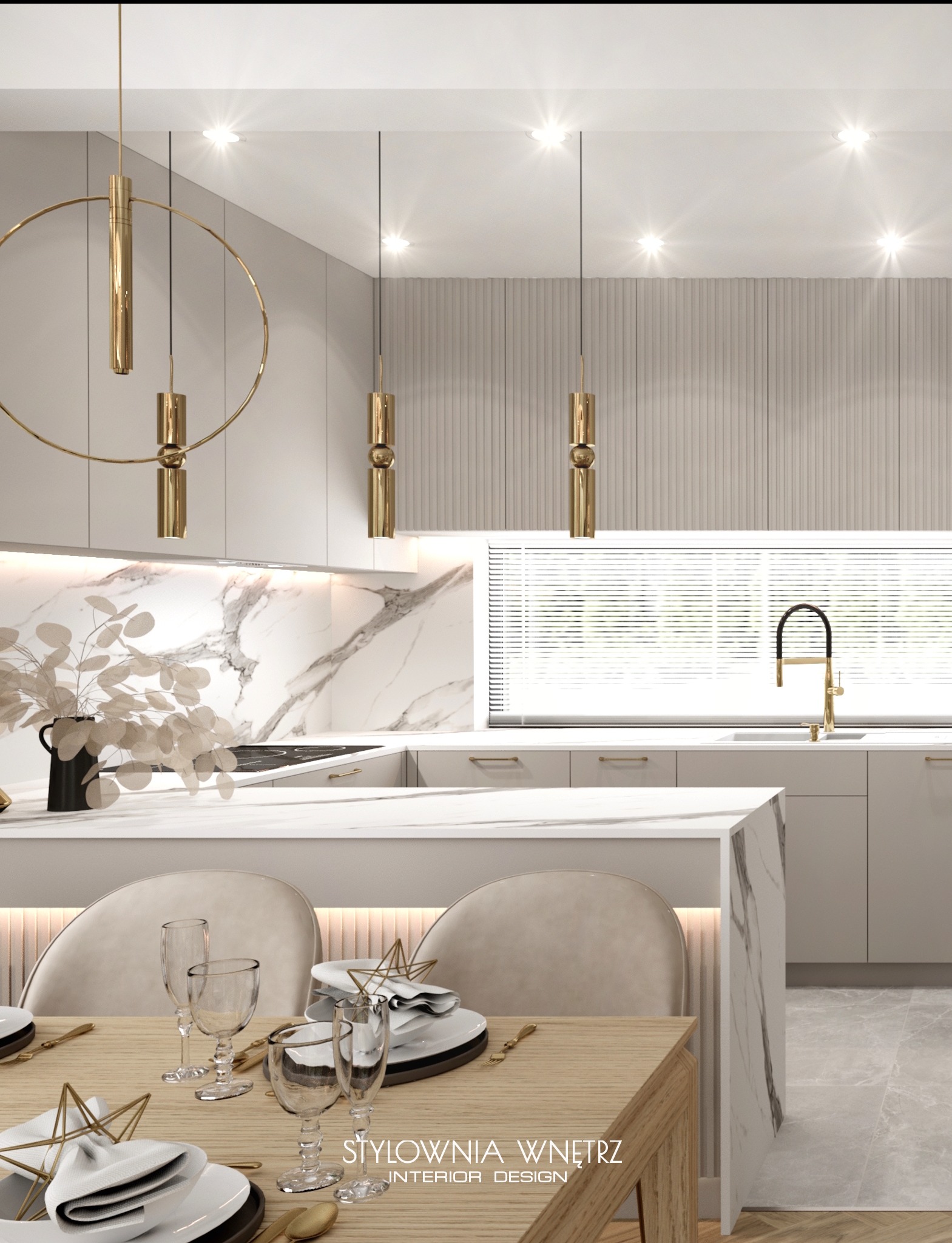 Elegancka kuchnia z marmurowym blatem i złotymi lampami wiszącymi nad wyspą, stół z nakryciem i dekoracjami w stylu minimalistycznym, widok na okno z żaluzjami.