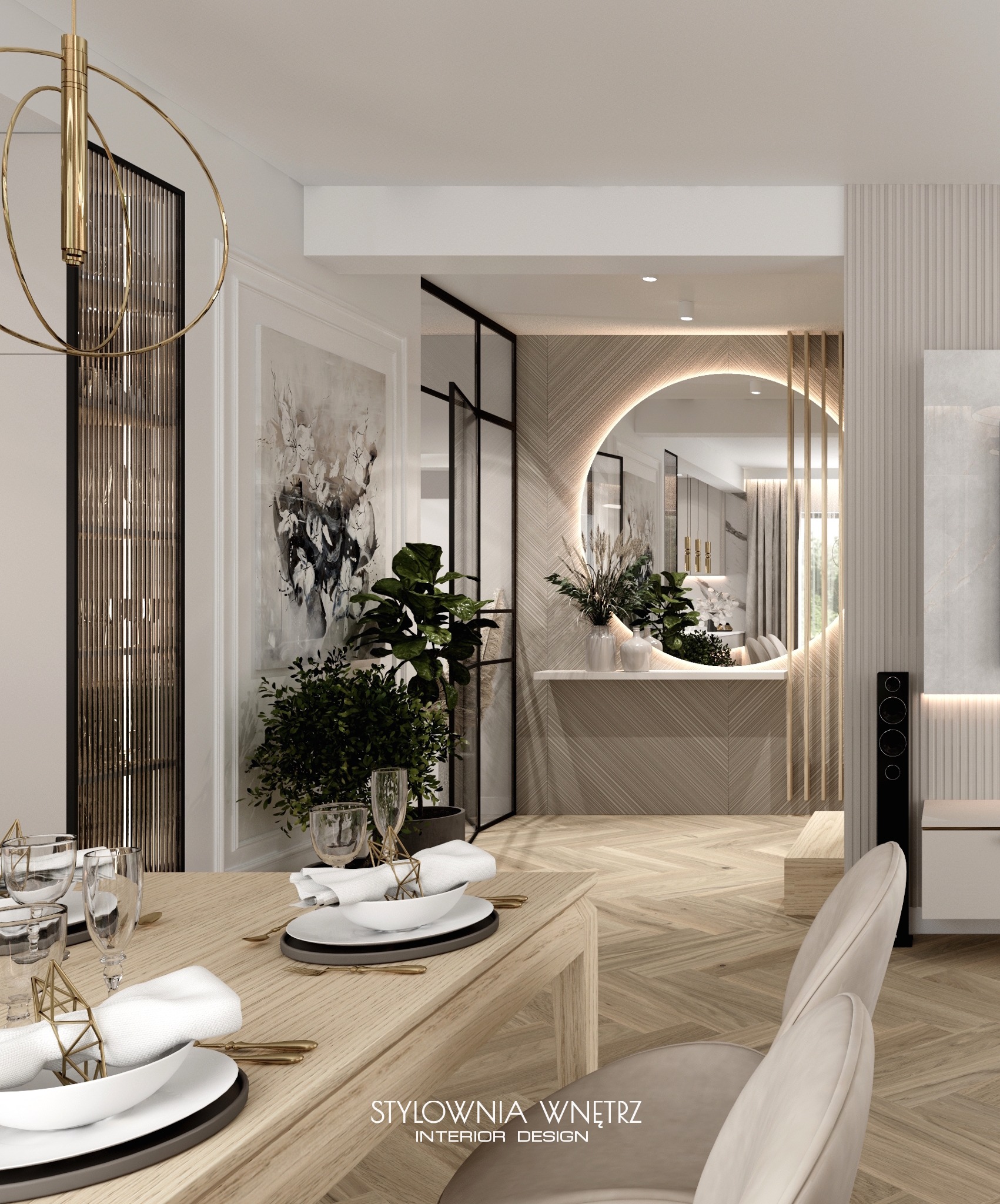 Elegancka jadalnia z drewnianym stołem, nakrytym białymi talerzami i złotymi sztućcami, widok na salon z okrągłym lustrem i roślinami w tle.