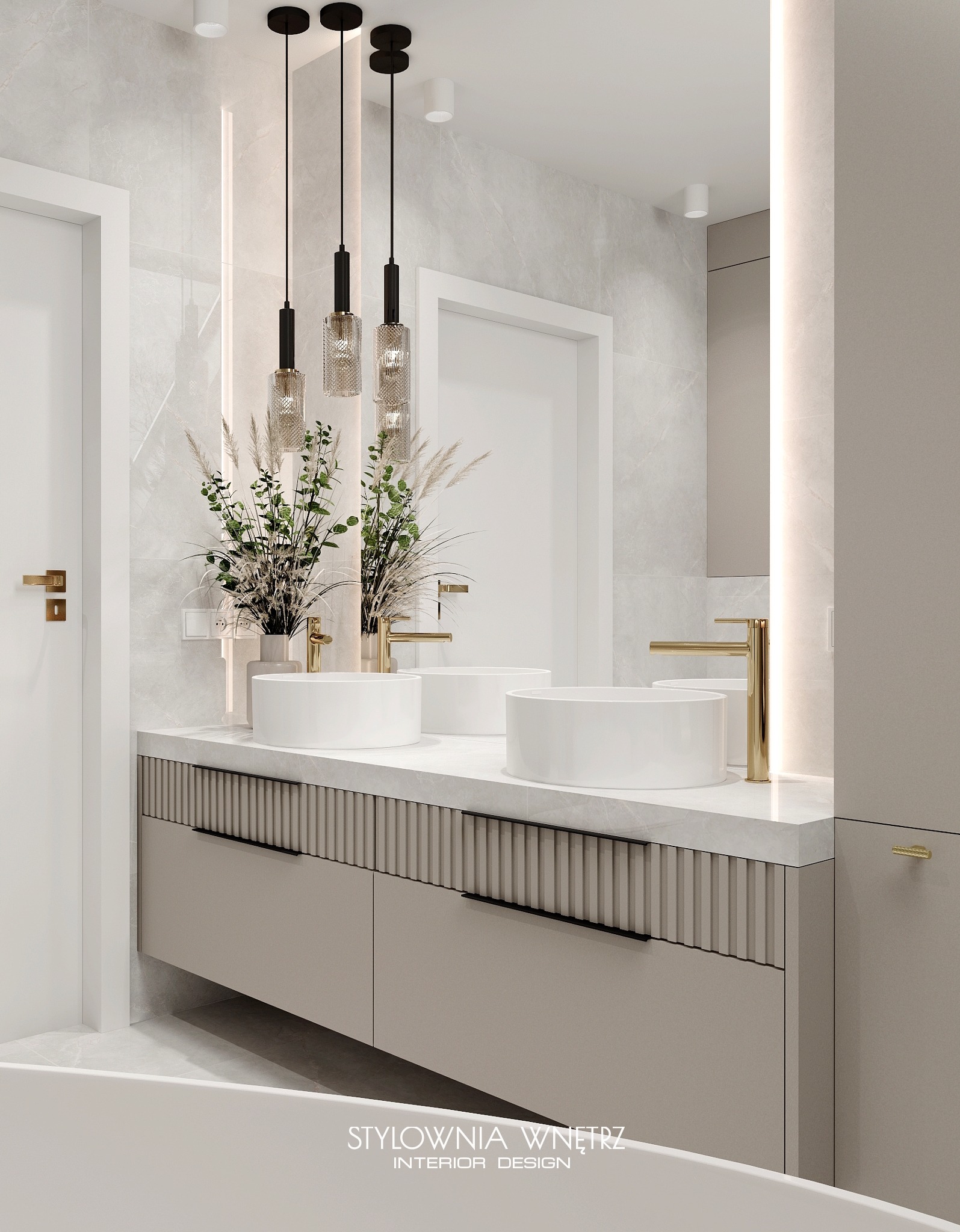 Elegancka łazienka z dwoma białymi umywalkami nablatowymi, złotymi bateriami i wiszącymi lampami z dekoracyjnego szkła, dopełniona kompozycją z wysokich traw i zieleni w ceramicznych wazonach.