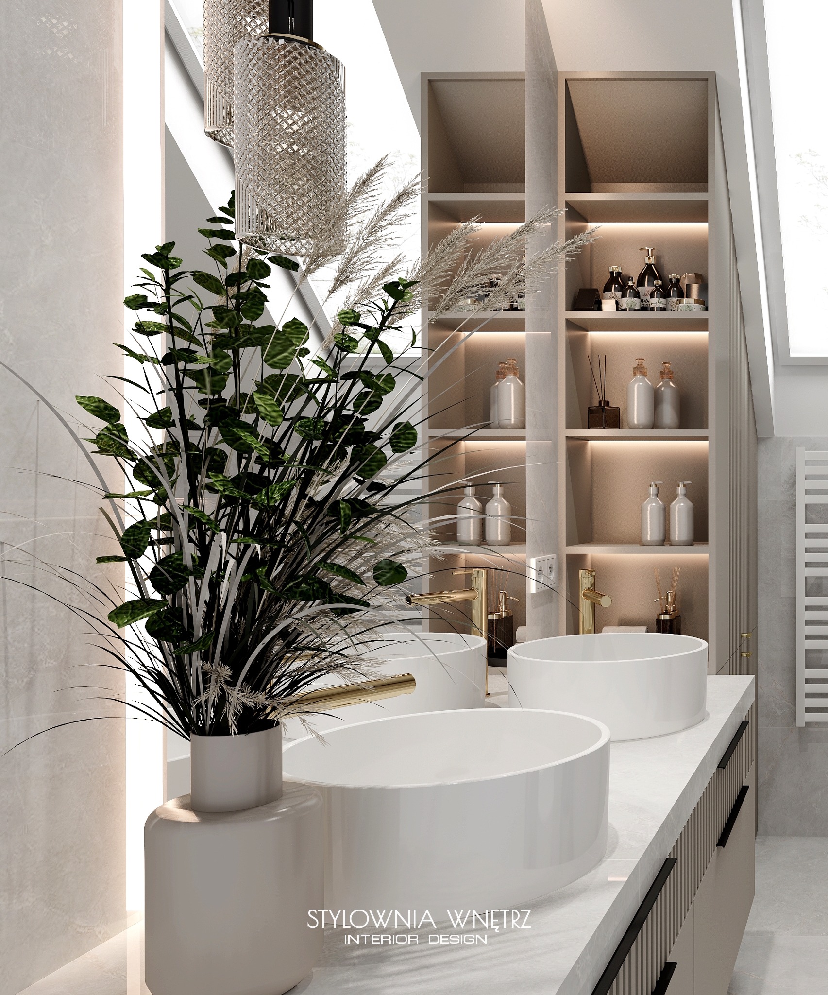 Nowoczesna łazienka z dwoma okrągłymi umywalkami nablatowymi, złotą armaturą i wysoką szafką z podświetlanymi półkami wypełnionymi kosmetykami, uzupełniona roślinnością w dekoracyjnym wazonie.