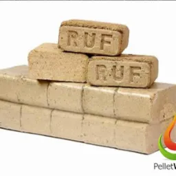 Ułożone warstwowo kostki brykietu RUF z widocznym logo w prawym dolnym rogu, otoczone folią, na jasnym tle. Brykiet drzewny.