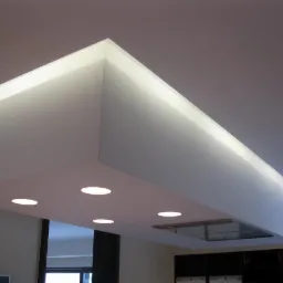 Nowoczesny sufit podwieszany z oświetleniem LED, biały, z wbudowanymi punktami świetlnymi. Widok z dołu, minimalizm i elegancja.