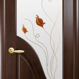 Ciemnobrązowe skrzydło z szybą zdobioną motywem kwiatowym. Złota klamka. Dekoracyjny frez na drewnie. Klasyczny wzór.