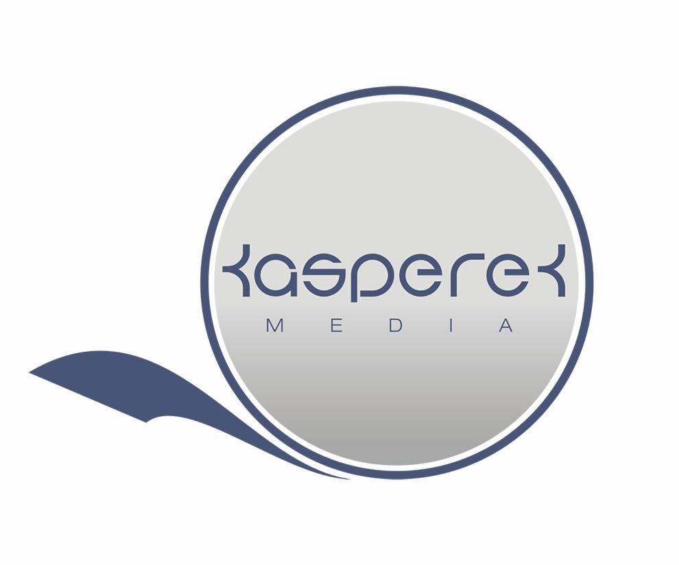Logo firmy Kasperek Media w okręgu z szarym gradientem i stylizowaną falą w kolorze granatowym.