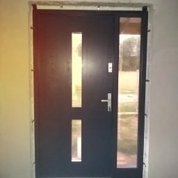 Solidne drzwi w kolorze antracyt zamontowane przez nasza ekipę .