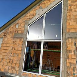 Skomplikowany i wymagajacy montaz nietypowych konstrukcji okiennych w miejscowosci Skalno 