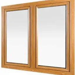 Dwuskrzydłowe okno z drewnianą ramą o ciepłym odcieniu dębu, widoczne od wewnątrz, z delikatnym zaokrągleniem krawędzi ramy i wyraźną strukturą drewna.