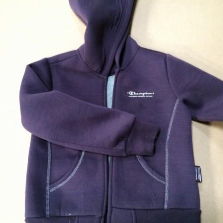 Fioletowa bluza z kapturem marki Champion z suwakiem, widoczne szwy i logo na piersi, na neutralnym tle.