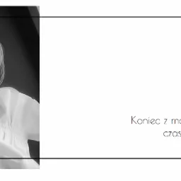 Czarno-białe zdjęcie portretowe blondwłosej kobiety z dużymi kolczykami i bluzką z falbanami, z tekstem 'Koniec z modą czas na Styl' w prawym dolnym rogu, całość w ramce.