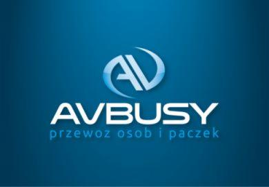 Logo firmy AVBUS w odcieniach błękitu, oferującej przewóz osób i paczek. Charakterystyczny znak graficzny z literami AV w okręgu.