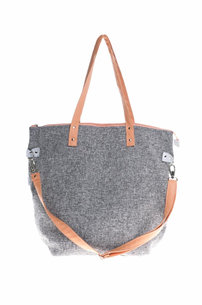 Szara torba shopper z teksturowanego materiału, z jasnymi skórzanymi uchwytami i paskiem na ramię, na białym tle. Widoczne detale zamka i mocowania paska.