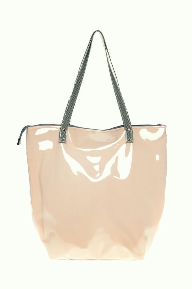 Jasnoróżowa, lakierowana torba na ramię z szarymi uchwytami i zamkiem błyskawicznym, na białym tle. Minimalistyczny design, gładka powierzchnia.