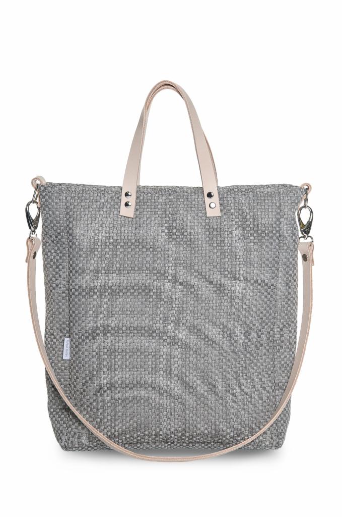 Szara, tekstylna torba shopper z beżowymi skórzanymi uchwytami i paskiem na ramię, widoczna na białym tle. Wzór tkaniny przypomina drobną plecionkę.
