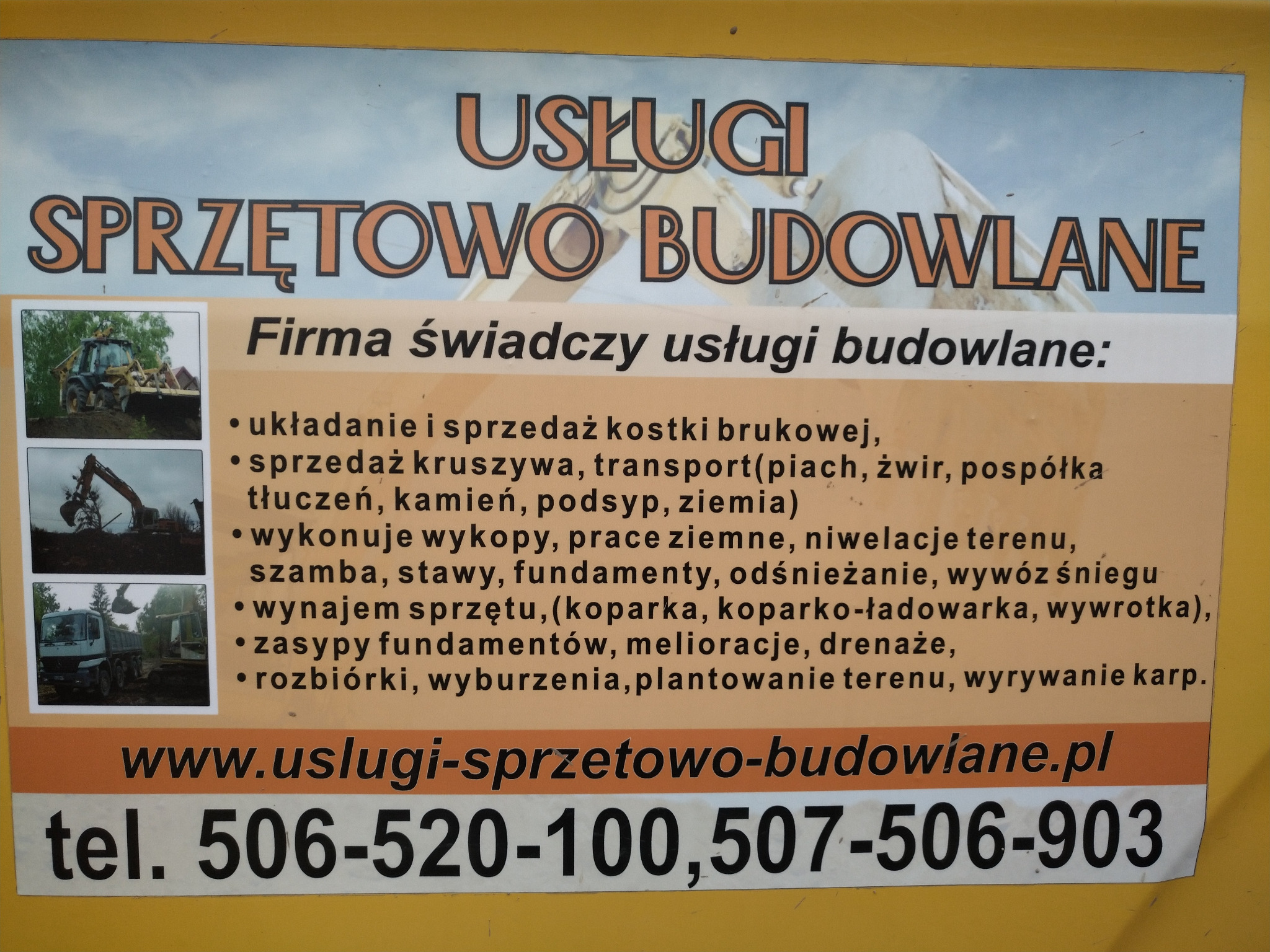 Tablica reklamowa usług sprzętowo-budowlanych z ofertą sprzedaży kruszyw, wykopów, rozbiórek, wynajmu sprzętu. Widoczne zdjęcia maszyn budowlanych.