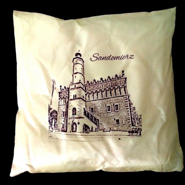 Biała poduszka z nadrukiem Ratusza w Sandomierzu, stylizowana grafika w odcieniach szarości. Ciemne tło. Prezent z podróży, pamiątka z Sandomierza.