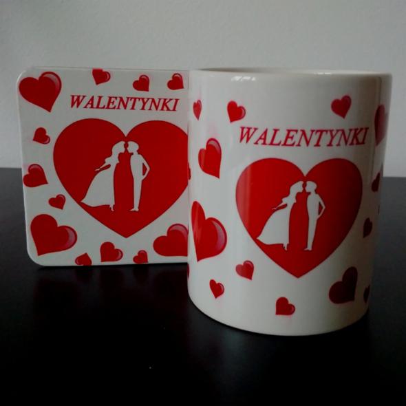 Biały kubek i pudełko z motywem walentynkowym: czerwone serca, napis 'Walentynki' i sylwetki całującej się pary. Idealne na prezent.