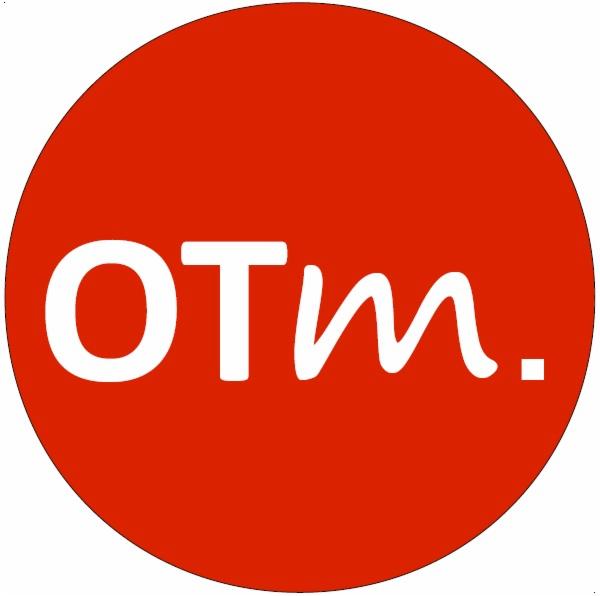 Czerwone koło z białym logo 'OTm.' z charakterystyczną, odręczną literą 'm'. Minimalistyczny design, wyraźny kontrast kolorów.