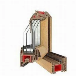 Przekrój okna z tworzywa sztucznego ukazujący wielokomorową budowę profilu, uszczelki i pakiet szybowy. Widoczne detale konstrukcyjne i materiały.