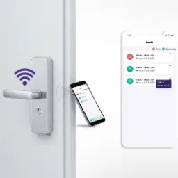 Inteligentny zamek z panelem dotykowym, sparowany ze smartfonem. Prezentacja aplikacji mobilnej do zarządzania zamkami 'keyHouse serwisant'.