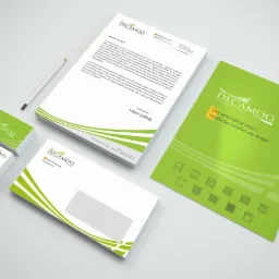 Zestaw identyfikacji wizualnej firmy Decamoo, zawierający papier firmowy z pełnym tekstem, kopertę z okienkiem, wizytówki oraz folder reklamowy w odcieniach bieli i zieleni, ułożone na jasnym tle...