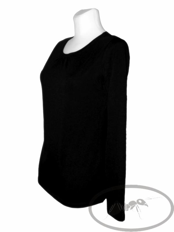 Czarna bluzka z długim rękawem i drapowanym dekoltem, prezentowana na białym manekinie bez głowy, widoczna z boku.