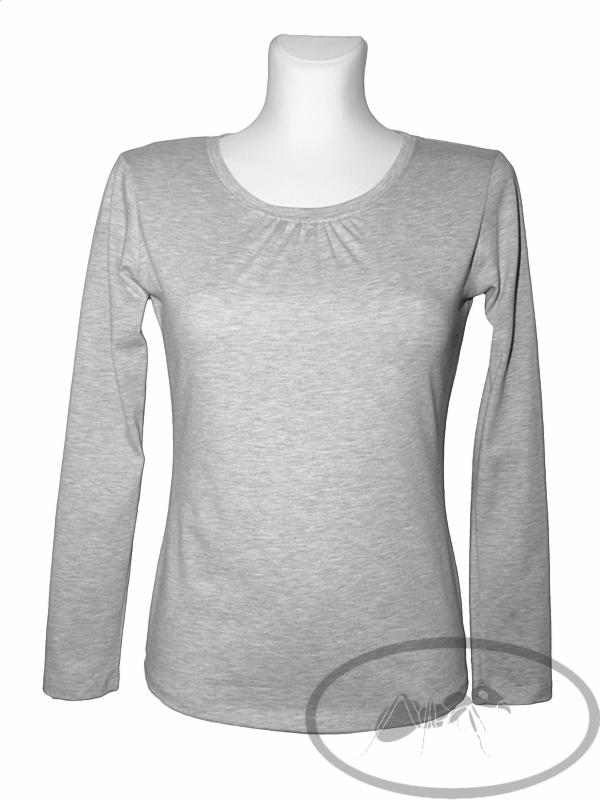 Szara bluzka z długim rękawem i drapowanym dekoltem, prezentowana na białym manekinie bez głowy, z widocznym logo firmy w prawym dolnym rogu.