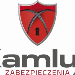 Logo firmy Kamlux Zabezpieczenia z czerwono-szarym herbem i symbolem dziurki od klucza, sugerujące usługi związane z bezpieczeństwem i ochroną.