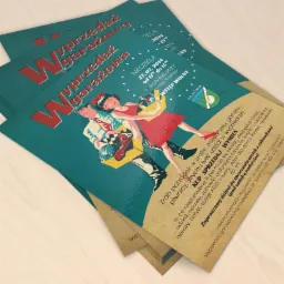 Stos ulotek reklamowych z ilustracją pary tanecznej i napisem 'Wyprzedaż garażowa', widoczne daty i informacje o parkingu przy Urzędzie Miasta.