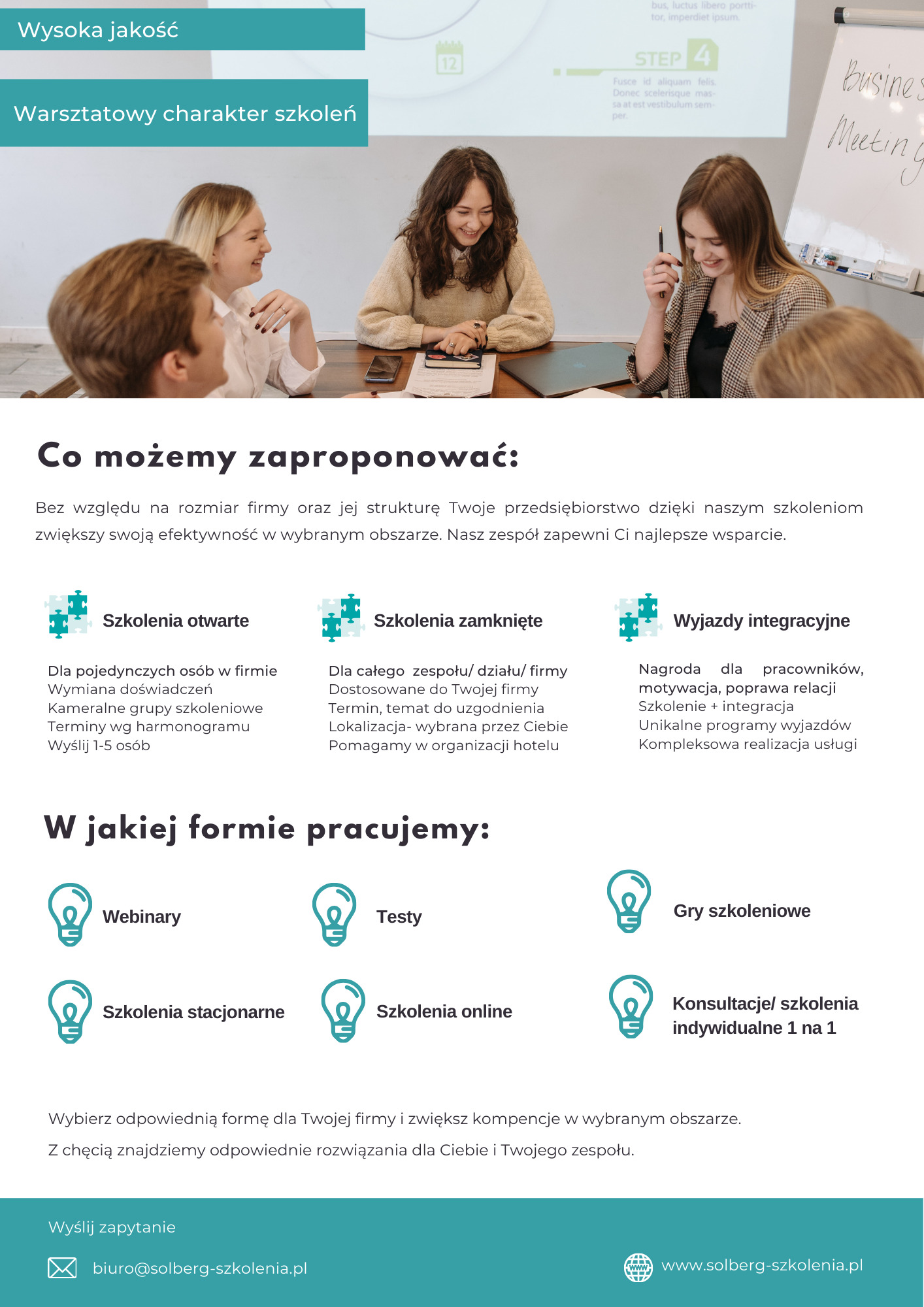 Grupa uśmiechniętych osób siedząca przy stole podczas spotkania biznesowego, flipchart z napisem 'Business Meeting' w tle, notatniki i telefony na stole.