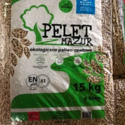 Worek 15 kg pelletu Mazur z certyfikatem i informacjami o parametrach, ułożony na palecie z innymi workami tego samego produktu.