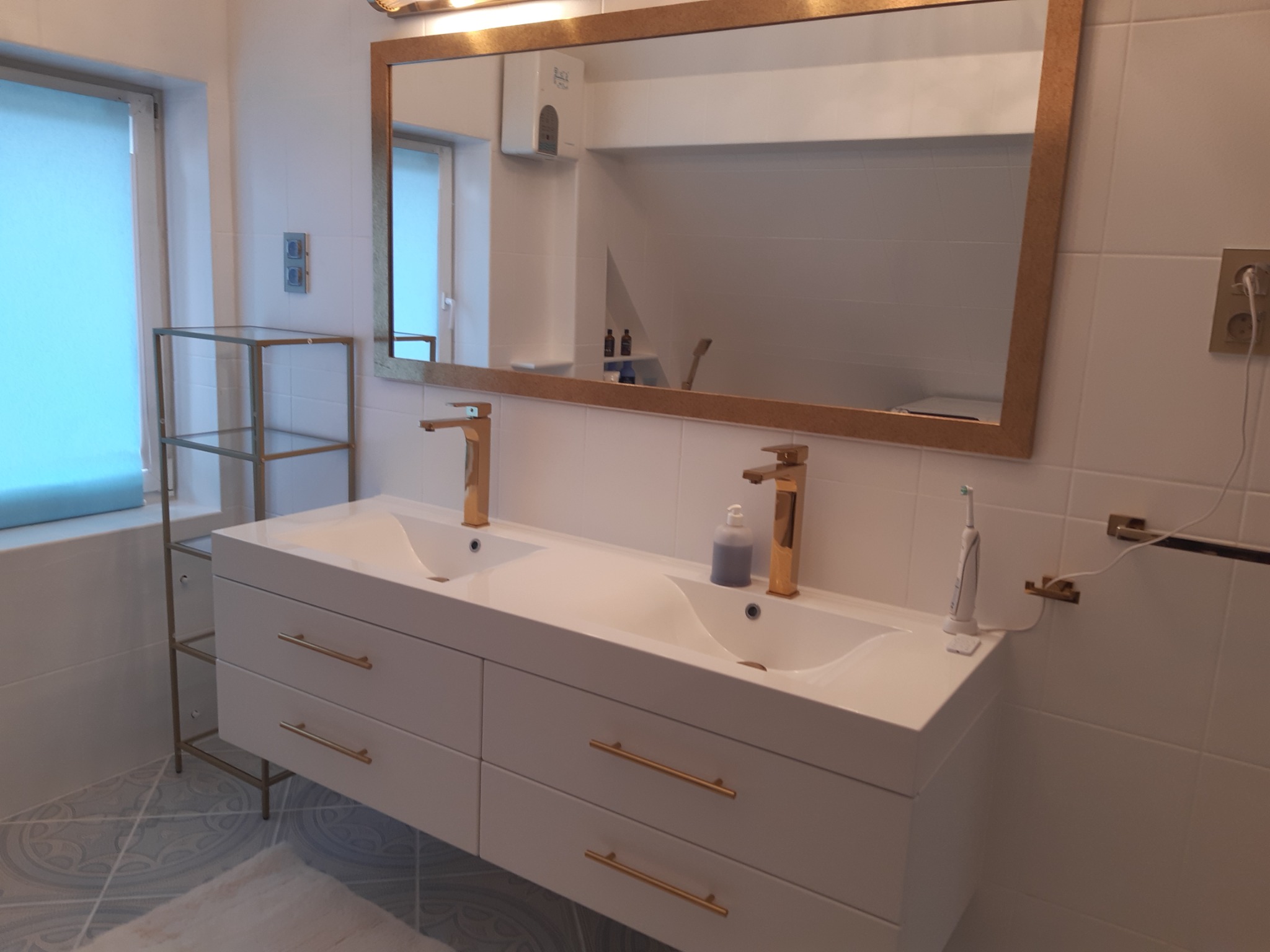 20letnia łazienka po malowaniu płytek i wymianie armatury