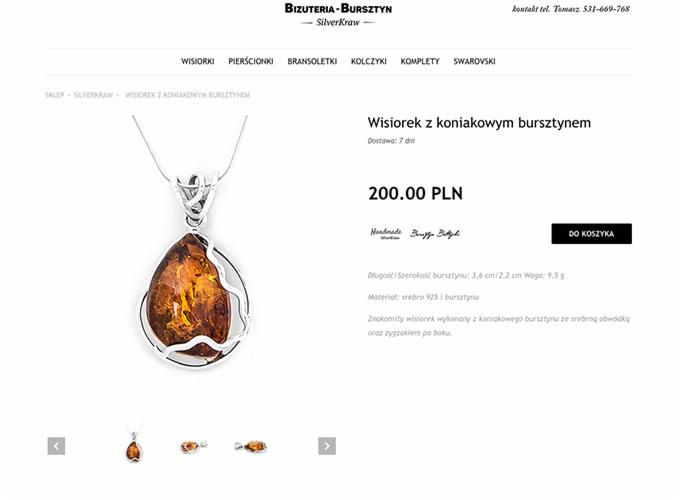 Wisiorek z koniakowym bursztynem na stronie sklepu internetowego. Srebrna oprawa, bursztyn w kształcie łzy. Widoczne menu nawigacyjne i cena produktu.