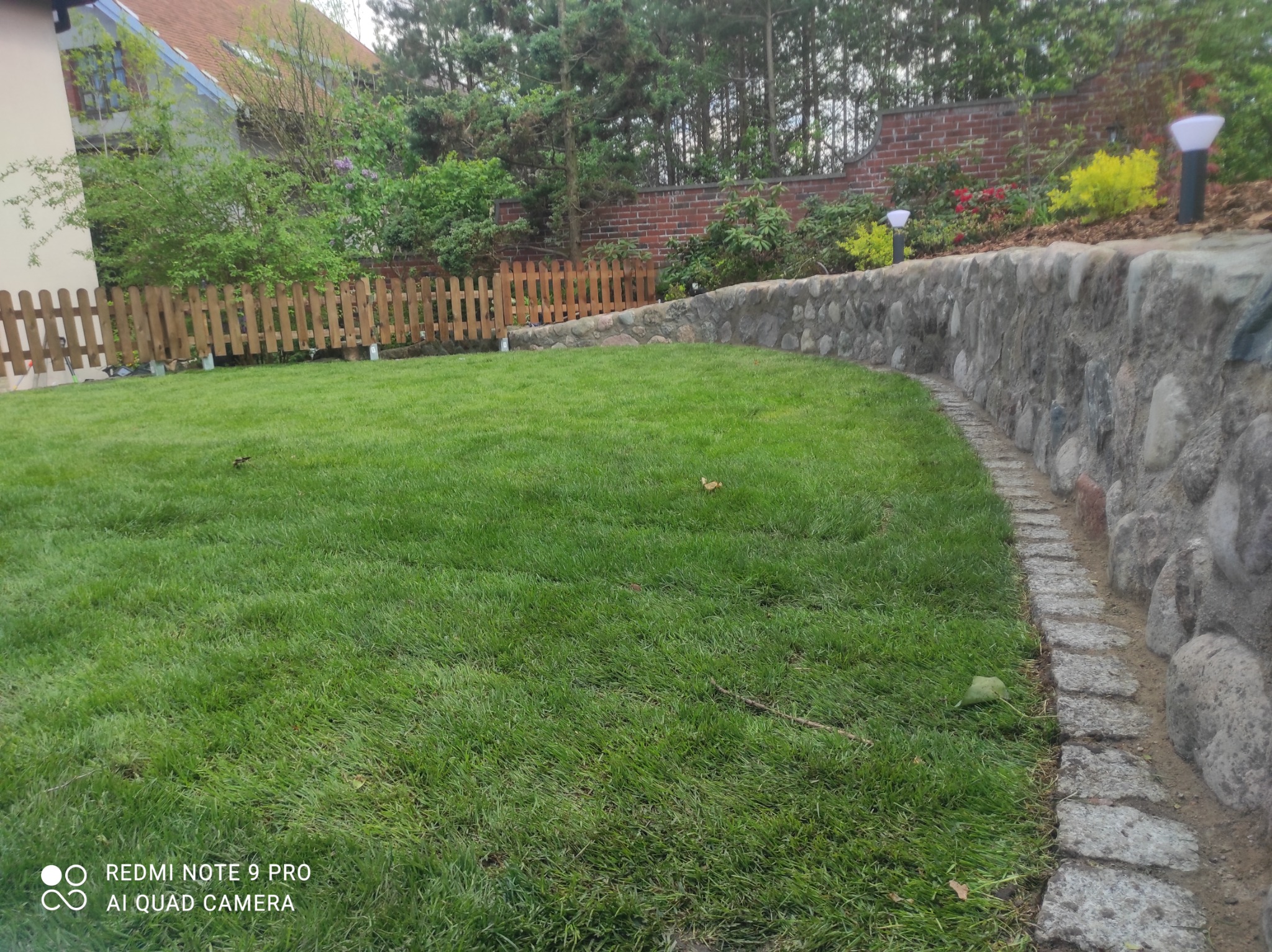 Murowanie obrzeży, murki, trawa z rolki, nawodnienie.