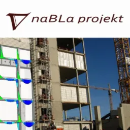 Budowa hali w Otwocku z żurawiem w tle. Fragment wizualizacji obciążenia konstrukcji nałożony na budynek w stanie surowym. Stal, beton, niebo.