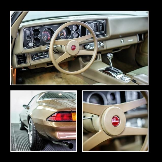 Wnętrze i tył klasycznego, złotego samochodu Camaro z beżową deską rozdzielczą, kierownicą i automatyczną skrzynią biegów. Detal na logo kierownicy.