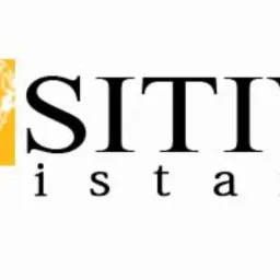 Logo 'Positive assistance' z żółtym kwadratem i abstrakcyjnym symbolem słońca. Napis czarny, 'assistance' w kolorze żółtym, całość na białym tle.