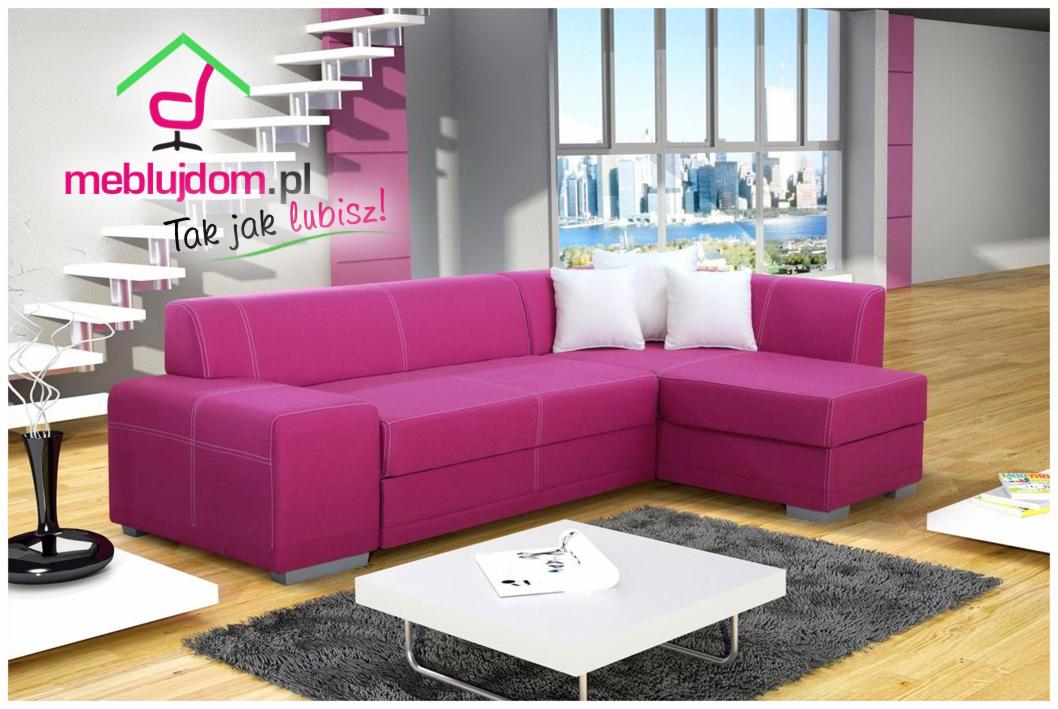 Różowy narożnik MADERA z funkcją spania, z dwoma białymi poduszkami, na tle białych schodów i widoku na miasto za oknem.