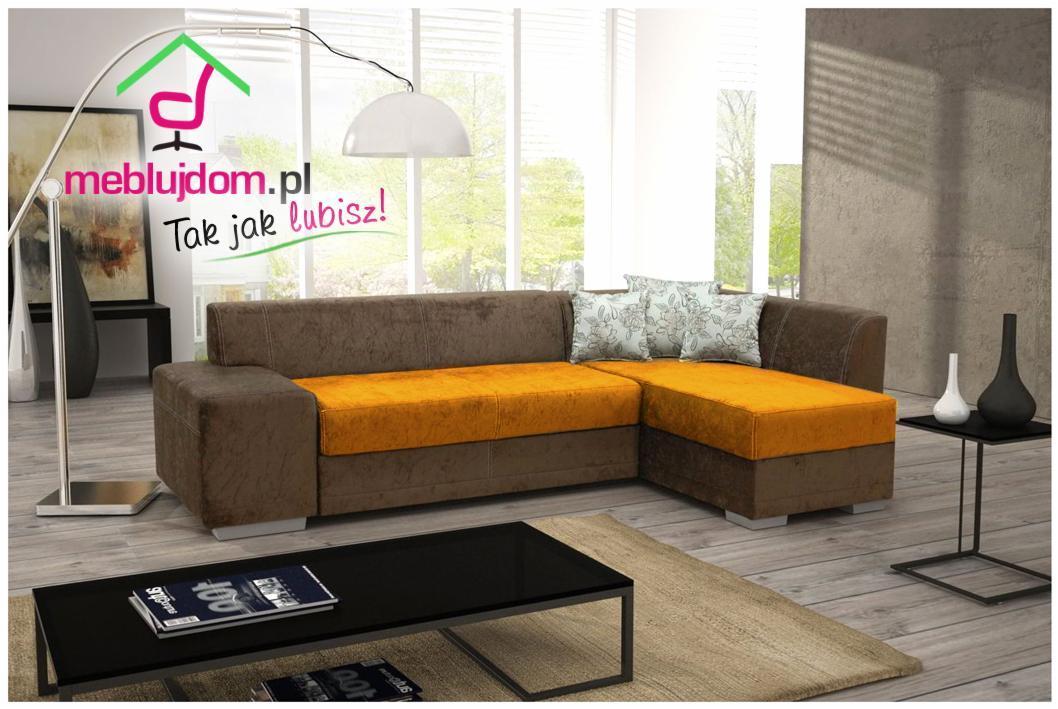 Narożnik MADERA z brązową tapicerką i pomarańczowymi siedziskami, uzupełniony poduszkami w kwiatowy wzór, na tle okna z widokiem na zieleń, oświetlony lampą łukową.