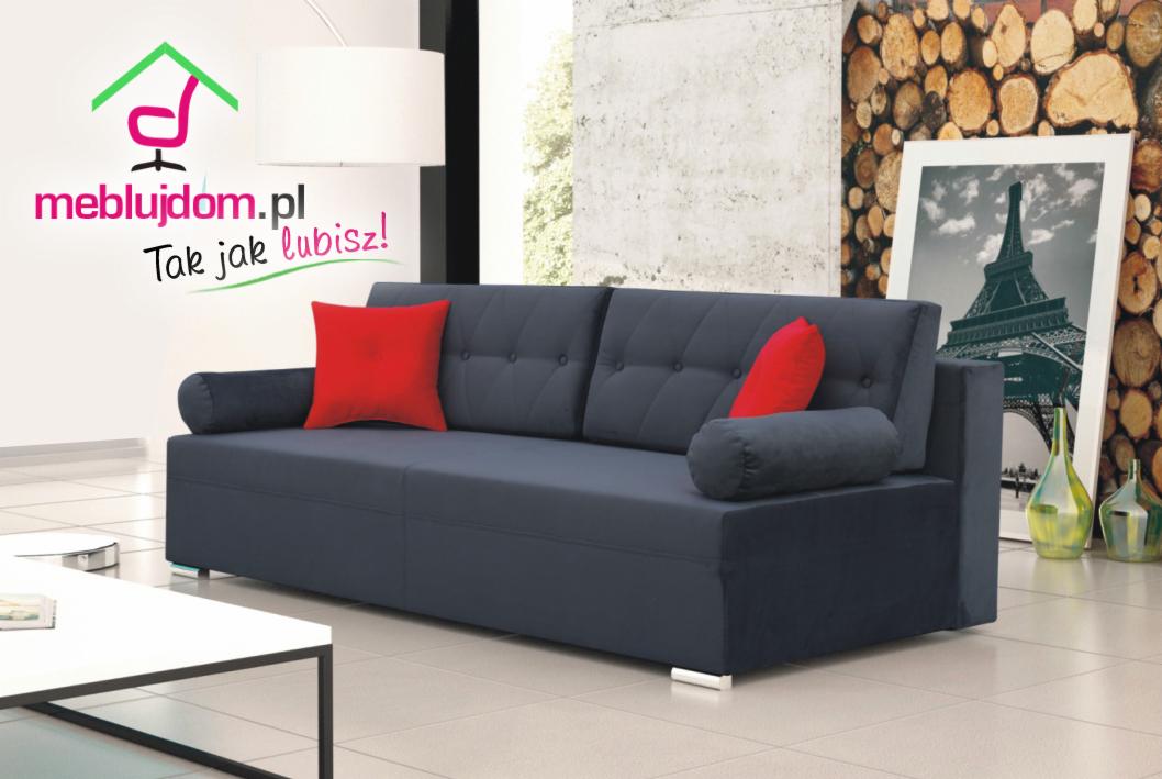 Rozkładana sofa DUET II w kolorze grafitowym z czerwonymi poduszkami na tle ściany z betonową fakturą i dekoracją z drewna oraz plakatem z wieżą Eiffla, obok widoczne logo firmy meblujdom.pl.