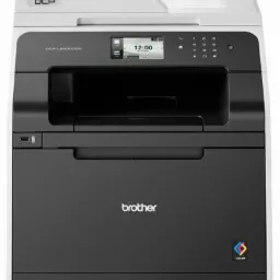 Biało-czarna drukarka Brother DCP-L6600DW z wyświetlaczem LCD pokazującym godzinę 12:00, widok z przodu na białym tle.