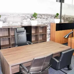 Ekspozycja mebli gabinetowych w Krakowie