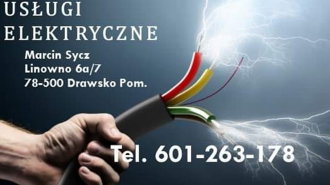 Reklamowe ujęcie dłoni trzymającej kabel elektryczny z odsłoniętymi żyłami w kolorach czerwonym, żółtym i zielonym, z efektem wizualnym imitującym wyładowania elektryczne, na tle nazwy firmy...