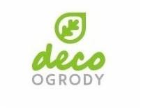Zielone logo 'deco OGRODY' z liściem dębu, umieszczone na białym tle. Minimalistyczny design, czcionka bezszeryfowa. Logo firmy ogrodniczej.