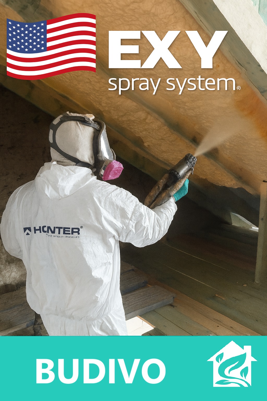 Pracownik w kombinezonie ochronnym aplikuje piankę PUR na poddasze, używając specjalistycznego sprzętu natryskowego. Widoczna warstwa izolacji i logo firmy.